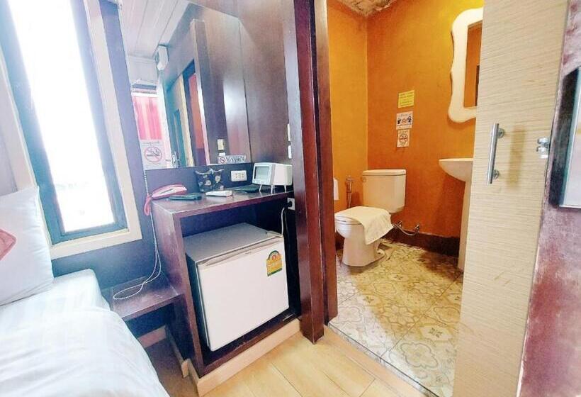 اتاق اکونومی, Retro Box Hotel Chumphon