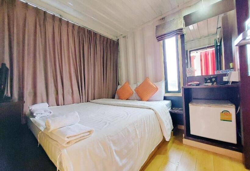 اتاق اکونومی, Retro Box Hotel Chumphon