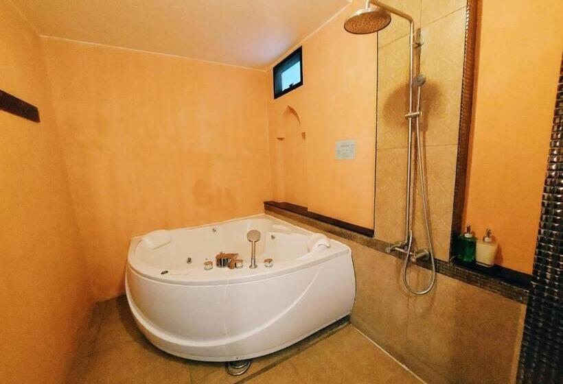 سوئیت با وان آب گرم, Retro Box Hotel Chumphon