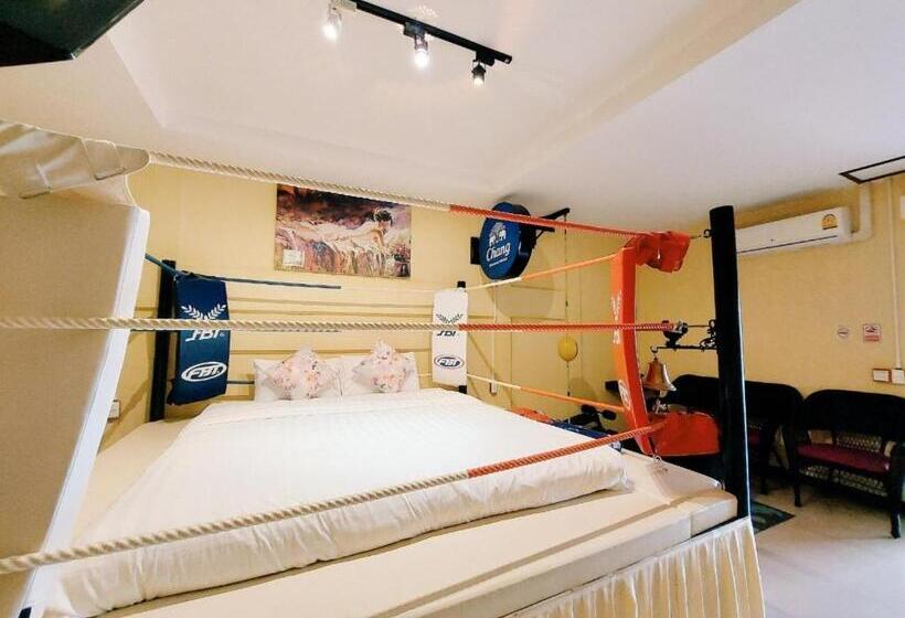 سوئیت با وان آب گرم, Retro Box Hotel Chumphon