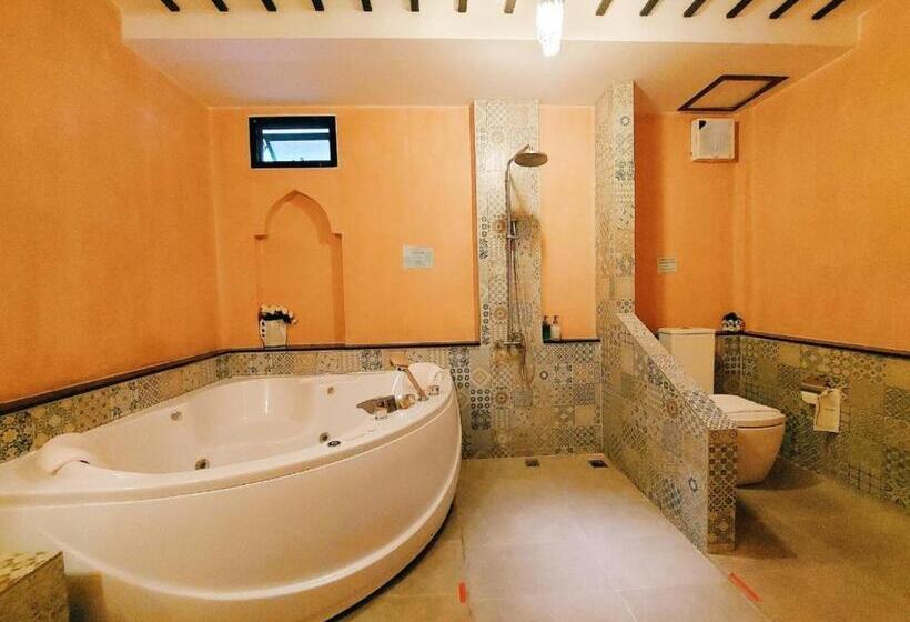 سوئیت با وان آب گرم, Retro Box Hotel Chumphon