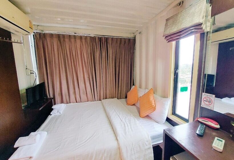 اتاق اکونومی, Retro Box Hotel Chumphon