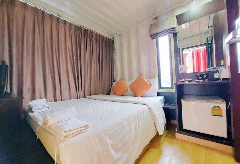 اتاق اکونومی, Retro Box Hotel Chumphon