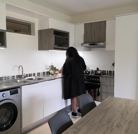 דירת חדר, The Capital On Bath