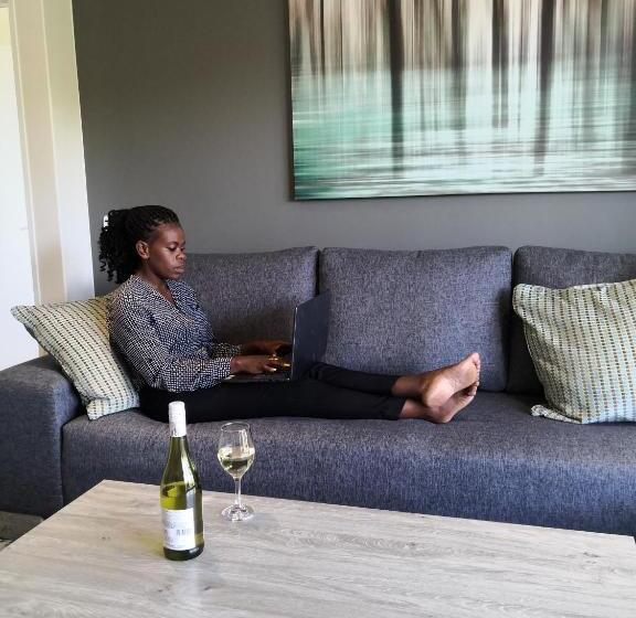 דירת חדר, The Capital On Bath