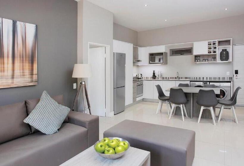 דירת שני חדרים, The Capital On Bath