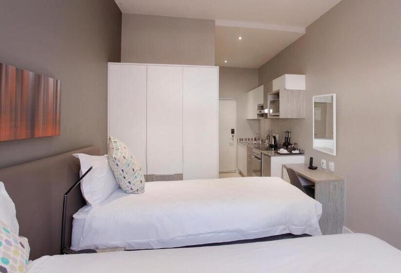 דירת שני חדרים, The Capital On Bath