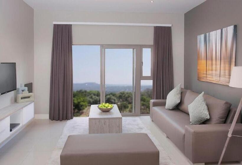 דירת שני חדרים, The Capital On Bath