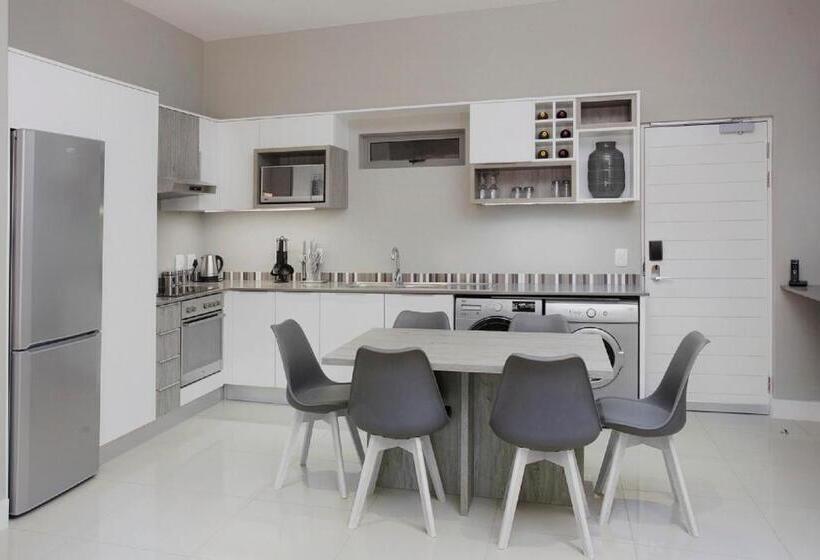 דירת חדר, The Capital On Bath