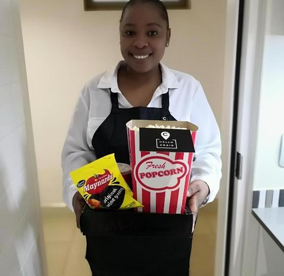 דירת שני חדרים, The Capital On Bath