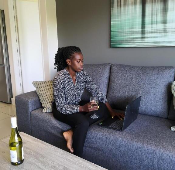 דירת שני חדרים, The Capital On Bath