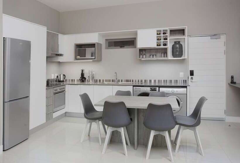 דירת חדר, The Capital On Bath