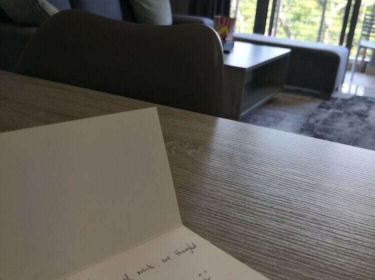 דירת שני חדרים, The Capital On Bath