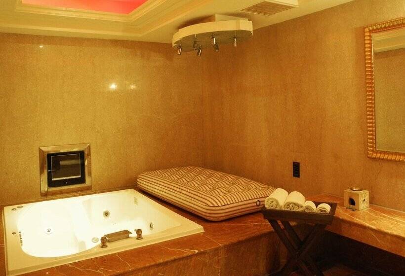 اتاق لوکس, Color Motel