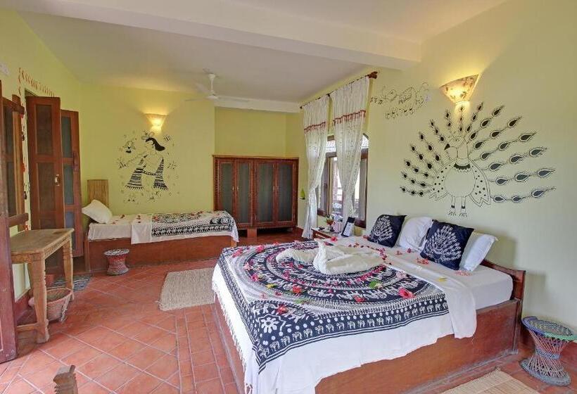 اتاق لوکس سه تخته, Sapana Village Lodge
