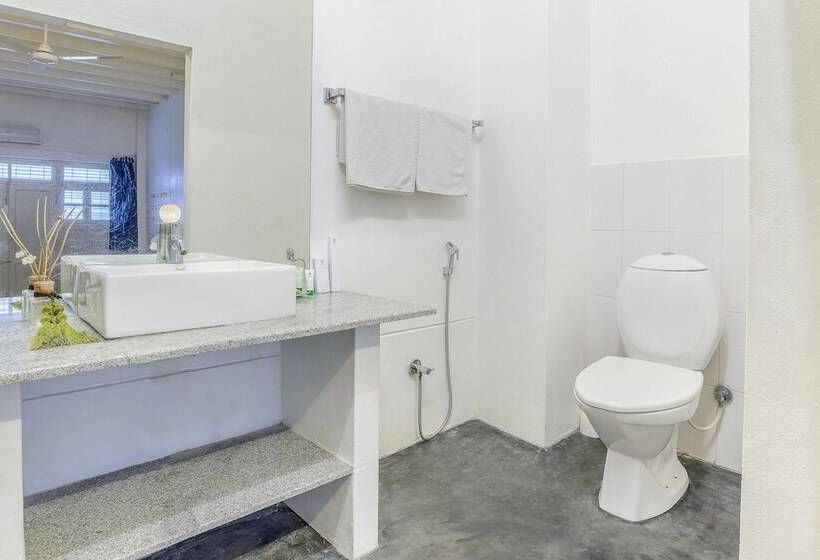Quarto Deluxe, Itsy Hotels Red Lotus Heritage, Promenade Beach