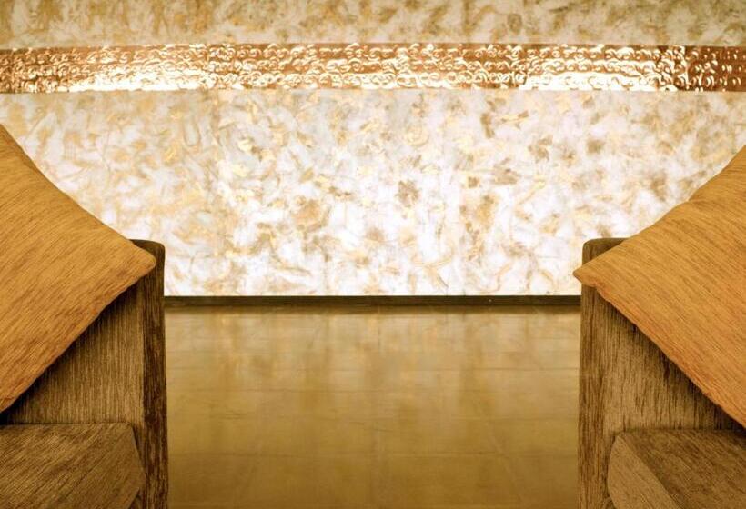 جناح دور أخير, The Theva Residency
