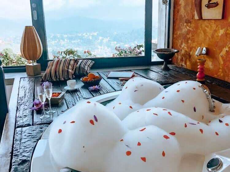 جناح جونيور, The Theva Residency