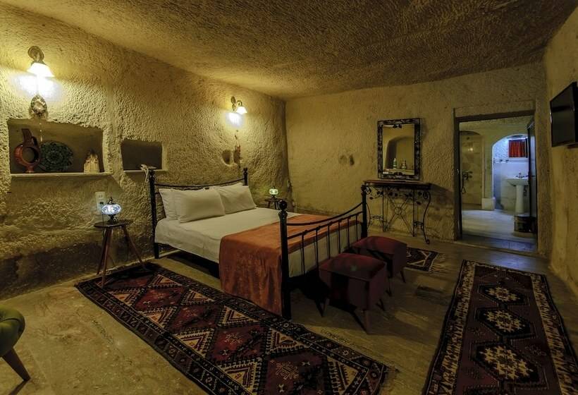 Номер Deluxe, Nessa Cave