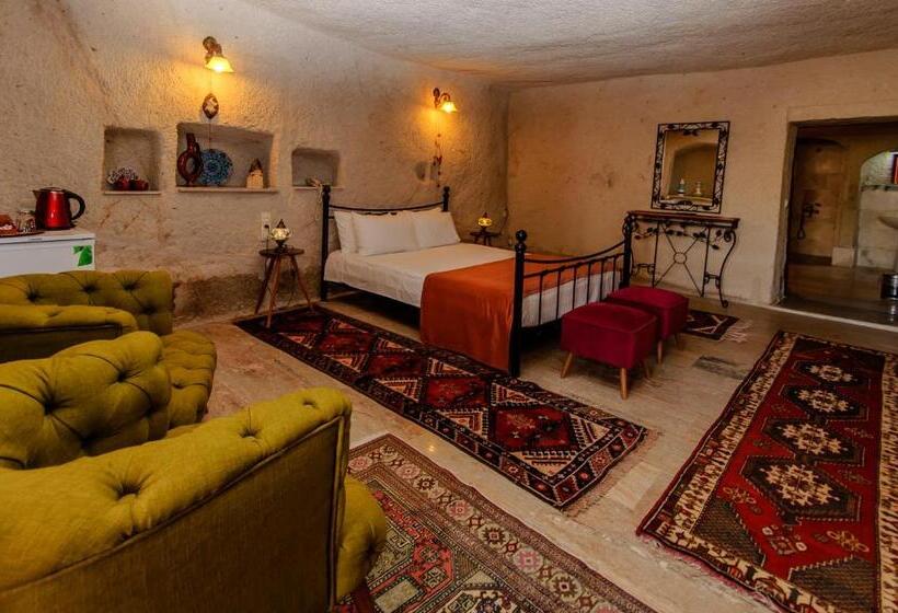 Номер Deluxe, Nessa Cave