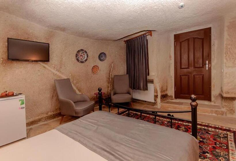 Номер Deluxe, Nessa Cave