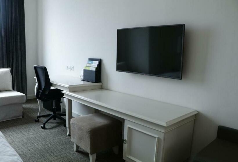 도시전망 디럭스룸 킹침대, Four Points By Sheraton Bandung