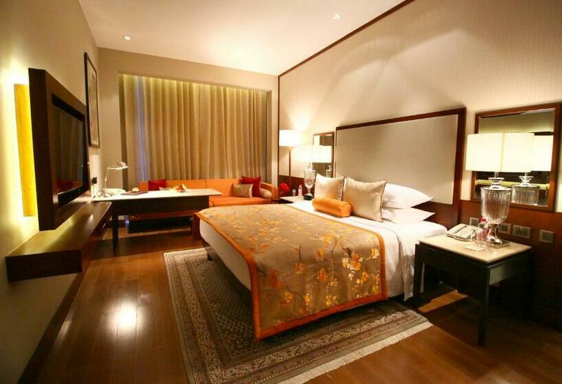 带大床的俱乐部房间, Taj Bangalore
