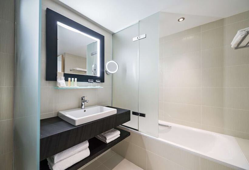 Номер Superior, Golden Tulip Marseille Euromed