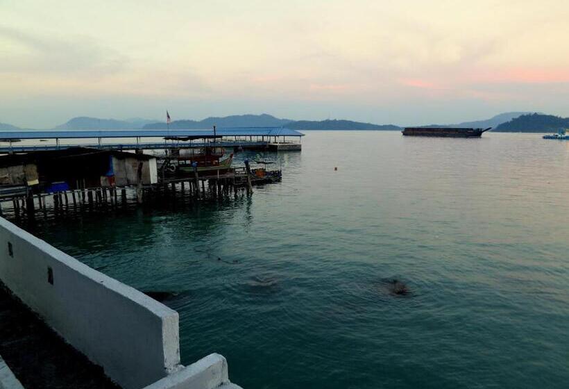 اتاق استاندارد با بالکن, Pangkor Fish House