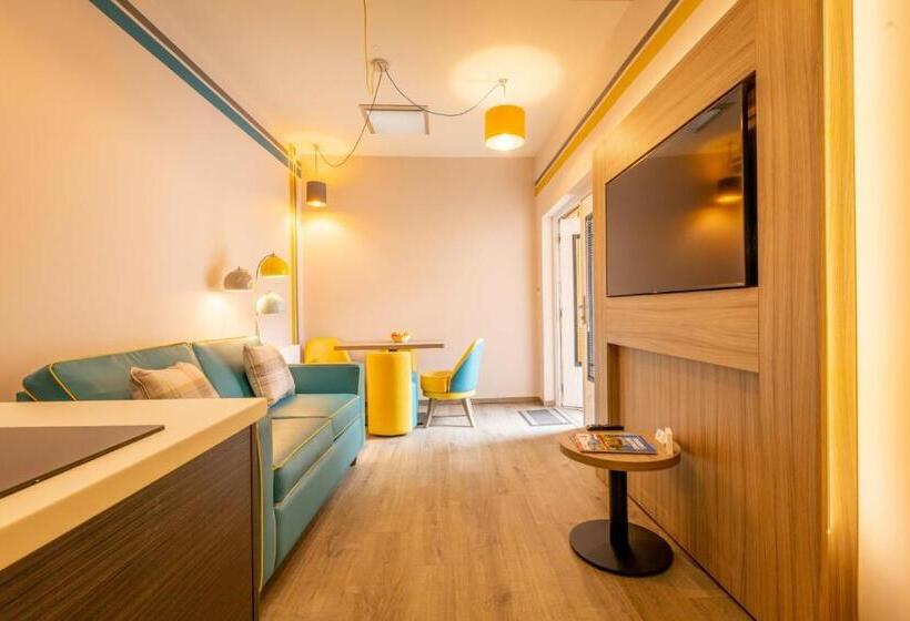استودیوی استاندارد, Court Residence Apart