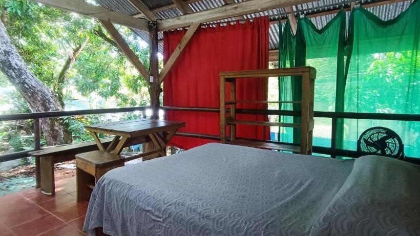 Quarto Quadruplo Estandar Banheiro Compartilhado, Flutterby House Hostel