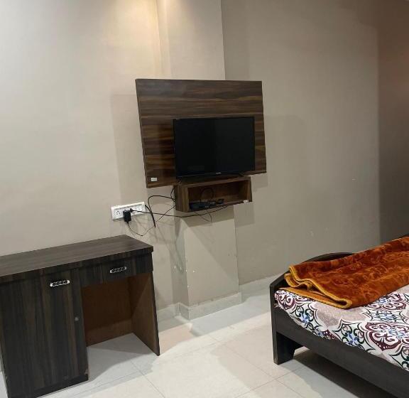 Трехместный Номер Классика, Oyo 80950b Samrat Lodge