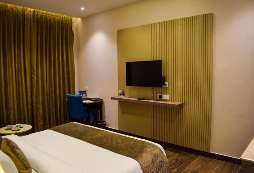 디럭스 룸 킹사이즈 침대, Pride Hotel And Resort Rishikesh