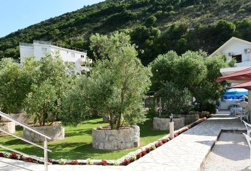 آپارتمان 1 خوابه با چشم‌انداز استخر, Apartments Maxi Katić