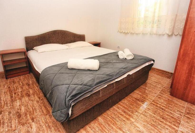 آپارتمان 1 خوابه با چشم‌انداز استخر, Apartments Maxi Katić