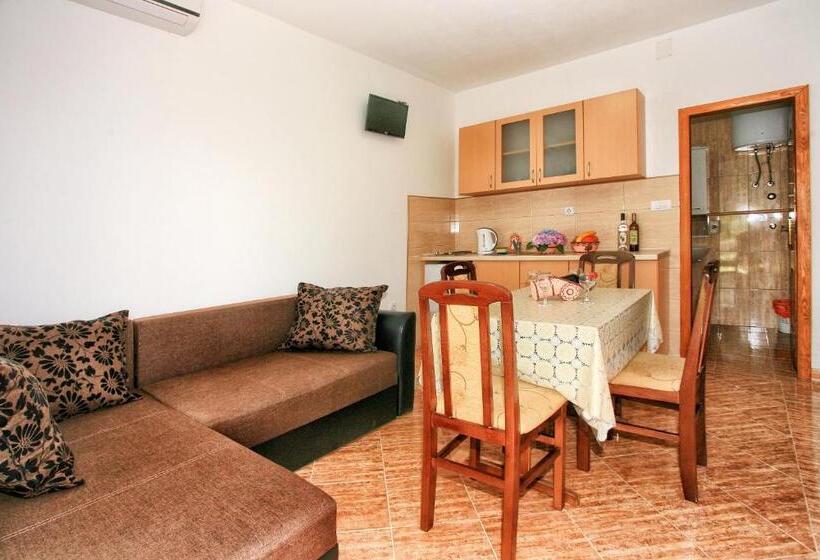 آپارتمان 1 خوابه با چشم‌انداز استخر, Apartments Maxi Katić