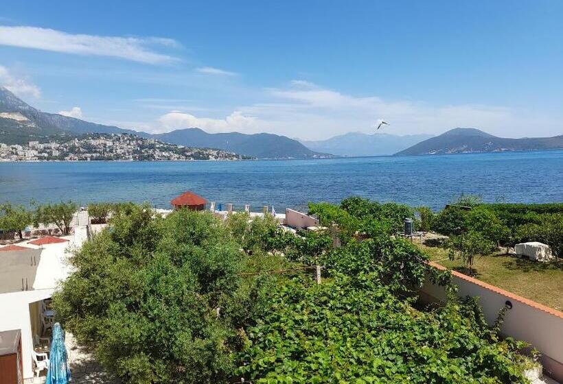 اتاق استاندارد با بالکن و چشم‌انداز دریا, Apartments Maxi Katić