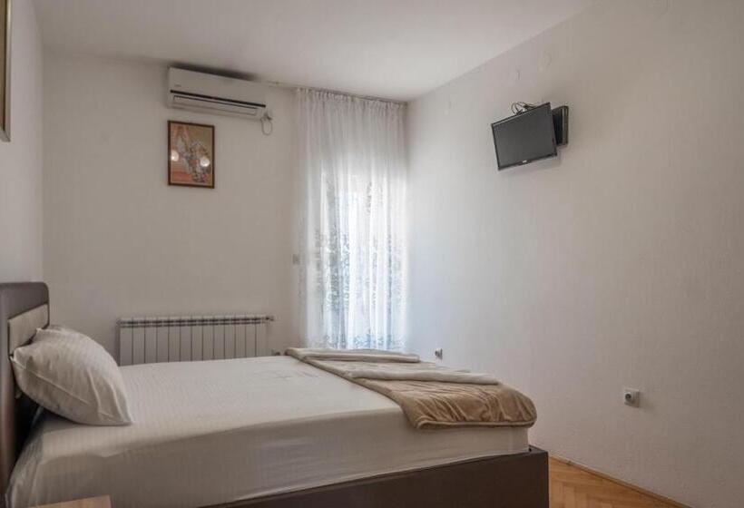اتاق استاندارد با بالکن و چشم‌انداز دریا, Apartments Maxi Katić