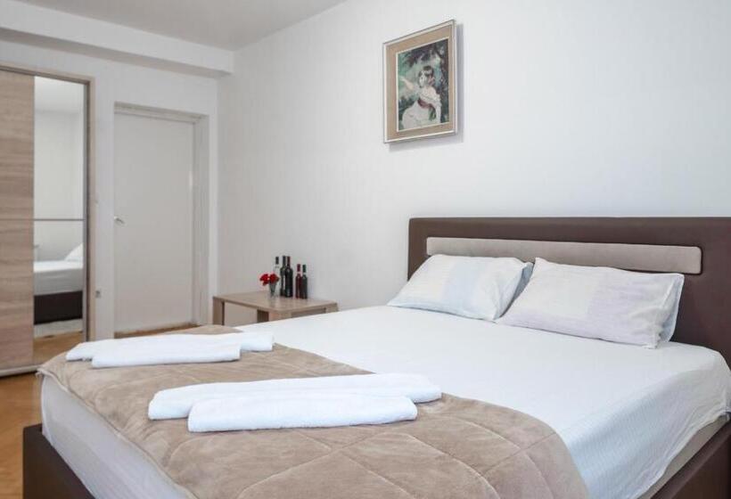 اتاق استاندارد با بالکن و چشم‌انداز دریا, Apartments Maxi Katić