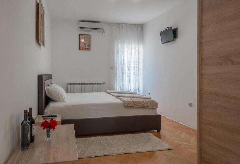 اتاق استاندارد با بالکن و چشم‌انداز دریا, Apartments Maxi Katić