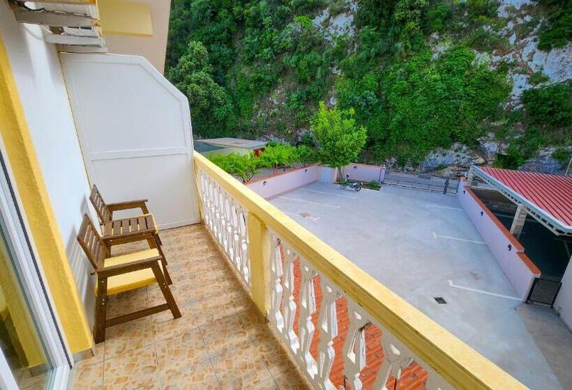 استودیوی استاندارد, Apartments Maxi Katić