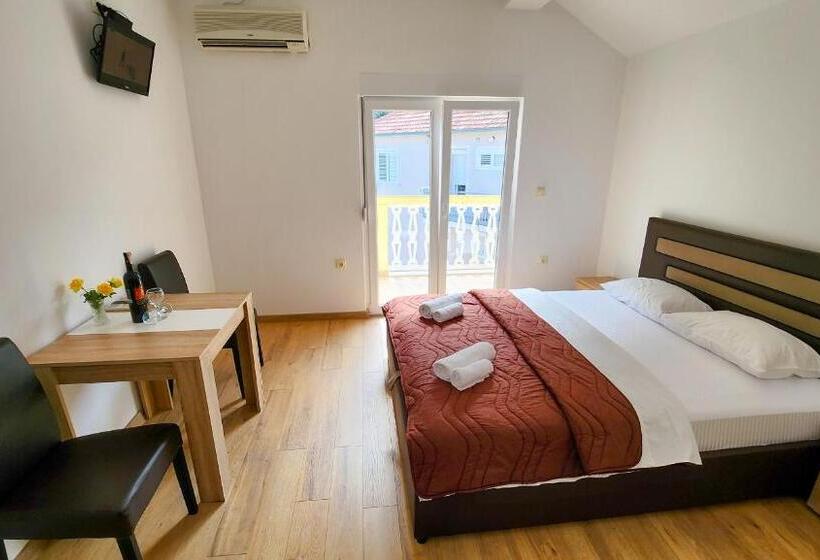استودیوی استاندارد, Apartments Maxi Katić