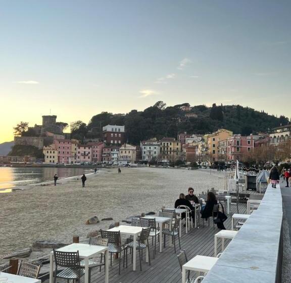 اتاق دوبلکس, La Torretta A San Terenzo