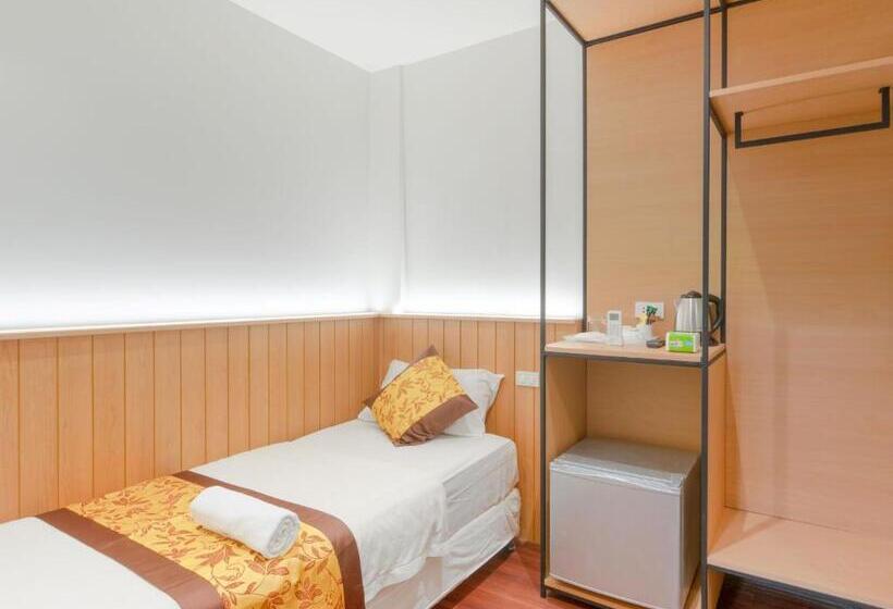 Quarto Estandar Individual, Watergate City