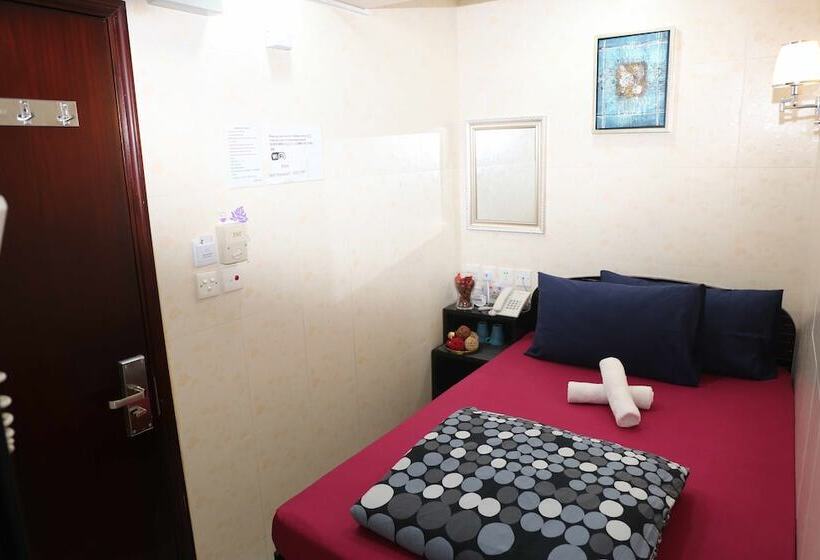 اتاق خانوادگی, Paris Guest House