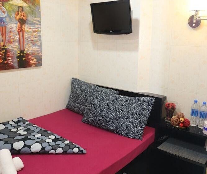 اتاق خانوادگی, Paris Guest House