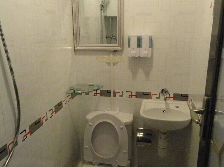 اتاق استاندارد یک نفره, Paris Guest House