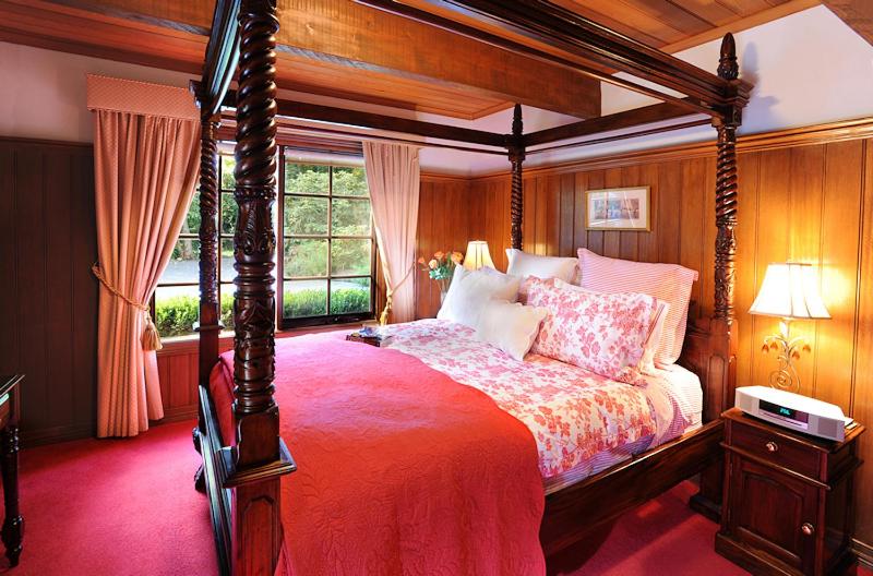 스위트, Mary Cards Coach House