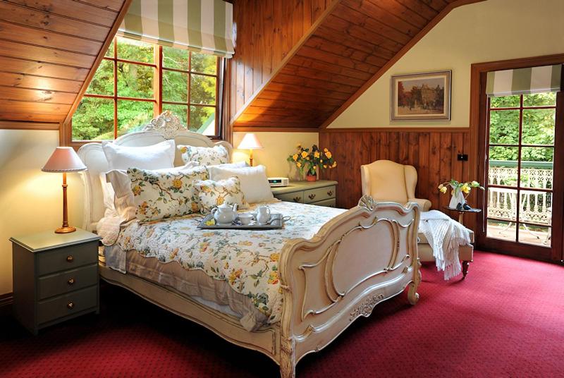 스위트, Mary Cards Coach House