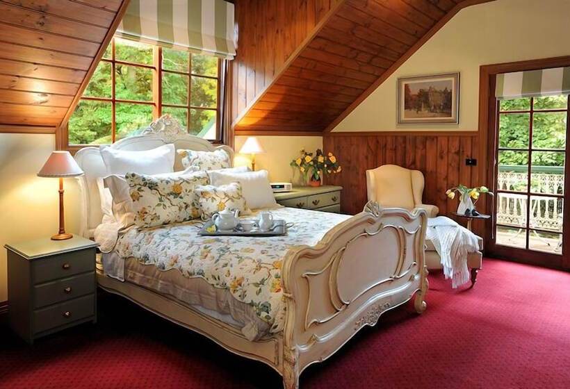스위트, Mary Cards Coach House